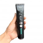 Dearling A9 dijital ekranlı tıraş makinesinin kolay kullanımını gösteren ürün fotoğrafı