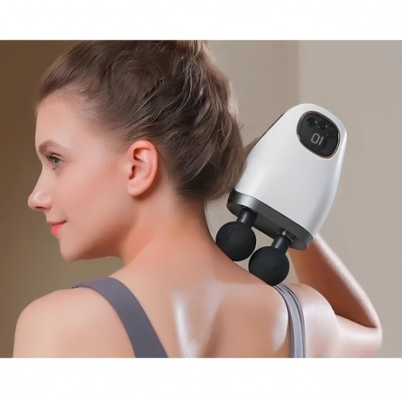 Çift başlıklı dijital ekranlı masaj tabancasının elde tutuş ergonomisini gösteren görsel