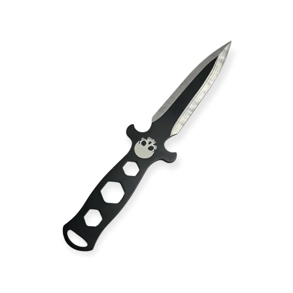 Kafatası motifli kunai fırlatma bıçağı yakın çekim